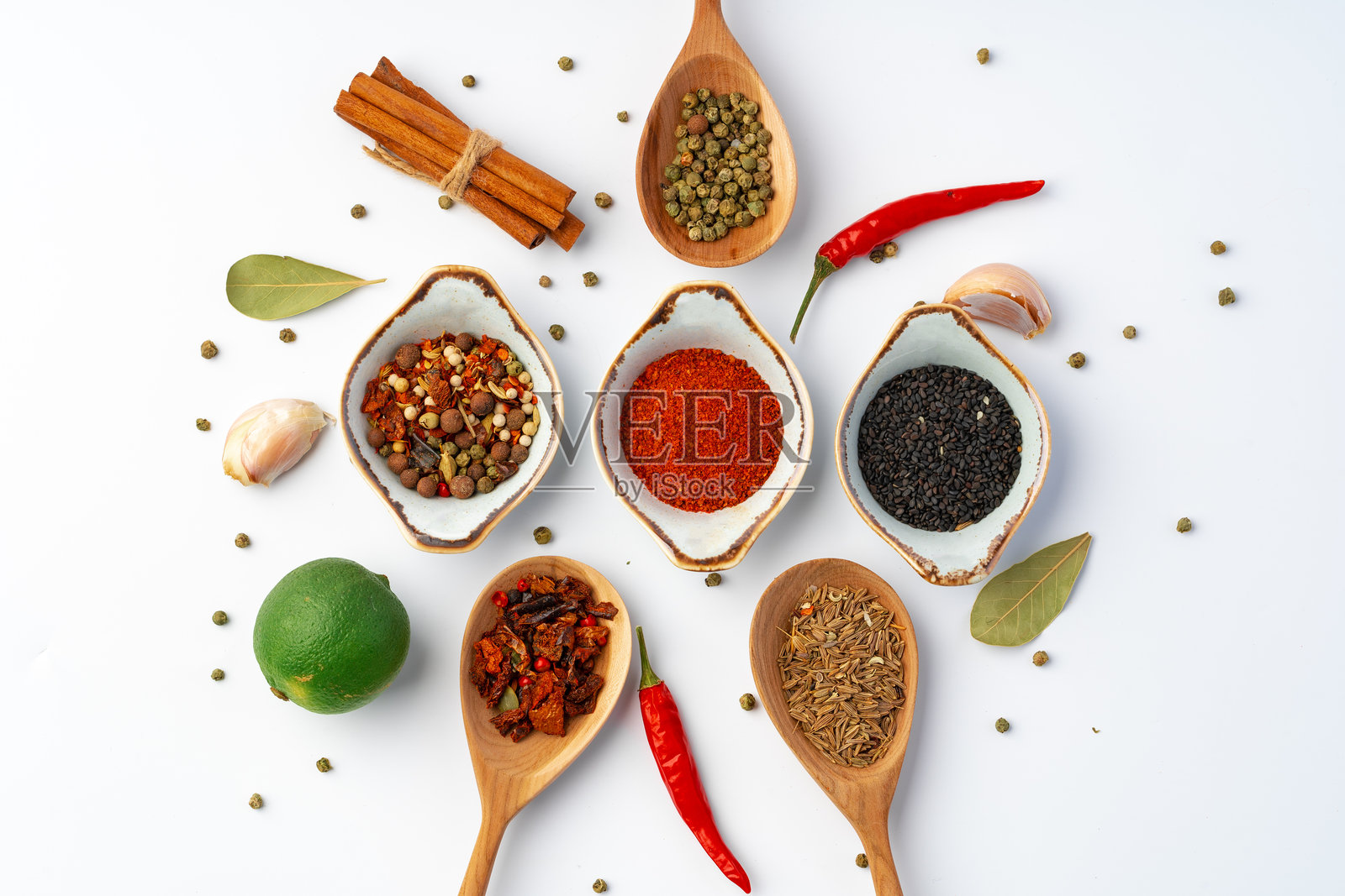白色背景上的各种香料碗照片摄影图片