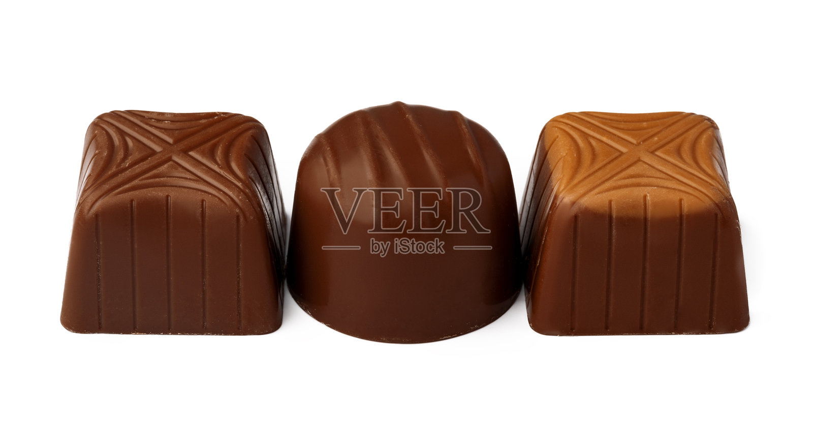 白色背景上的巧克力糖果和甜点照片摄影图片