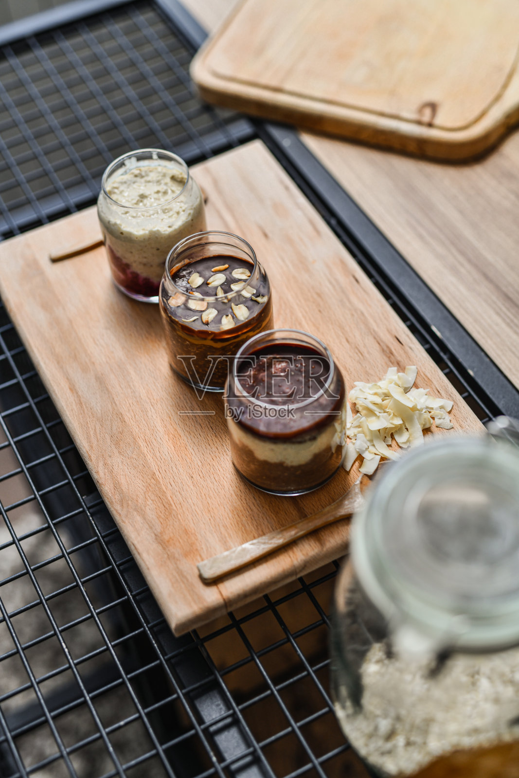 多种类的隔夜燕麦装在罐子里，适合早餐食用照片摄影图片