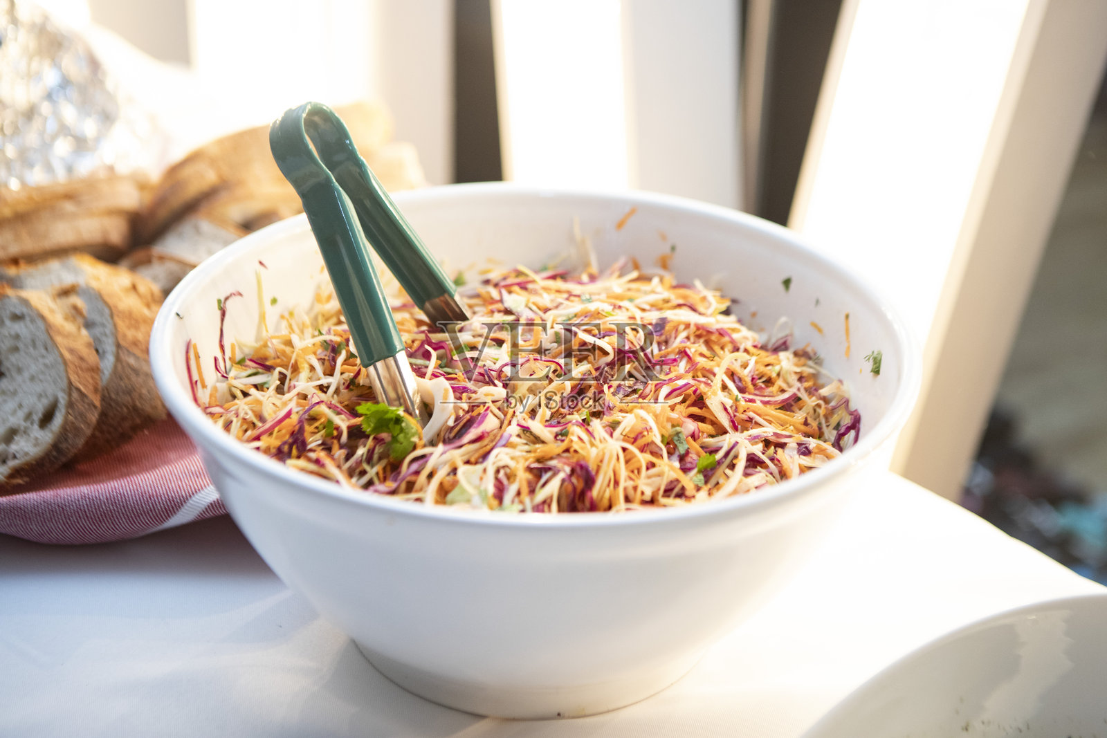 自助餐桌上的大白碗里的卷心菜沙拉照片摄影图片