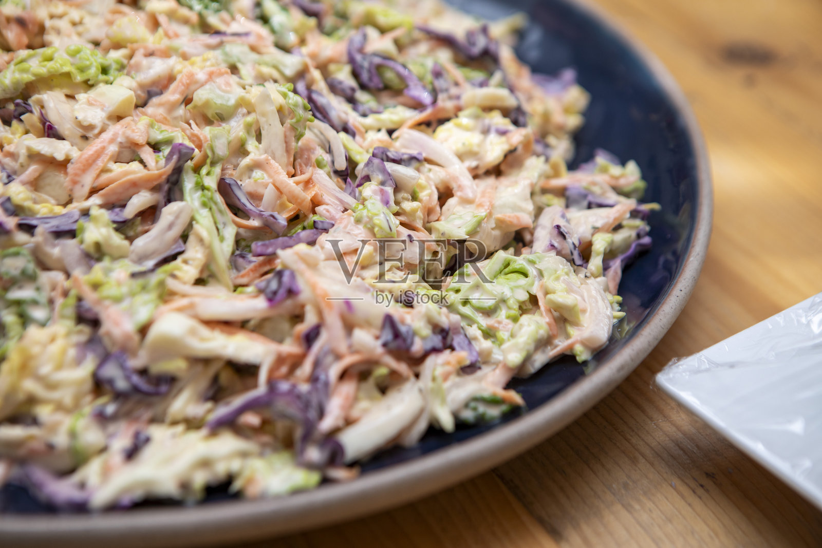 自助餐桌上大盘子里的卷心菜沙拉特写照片摄影图片