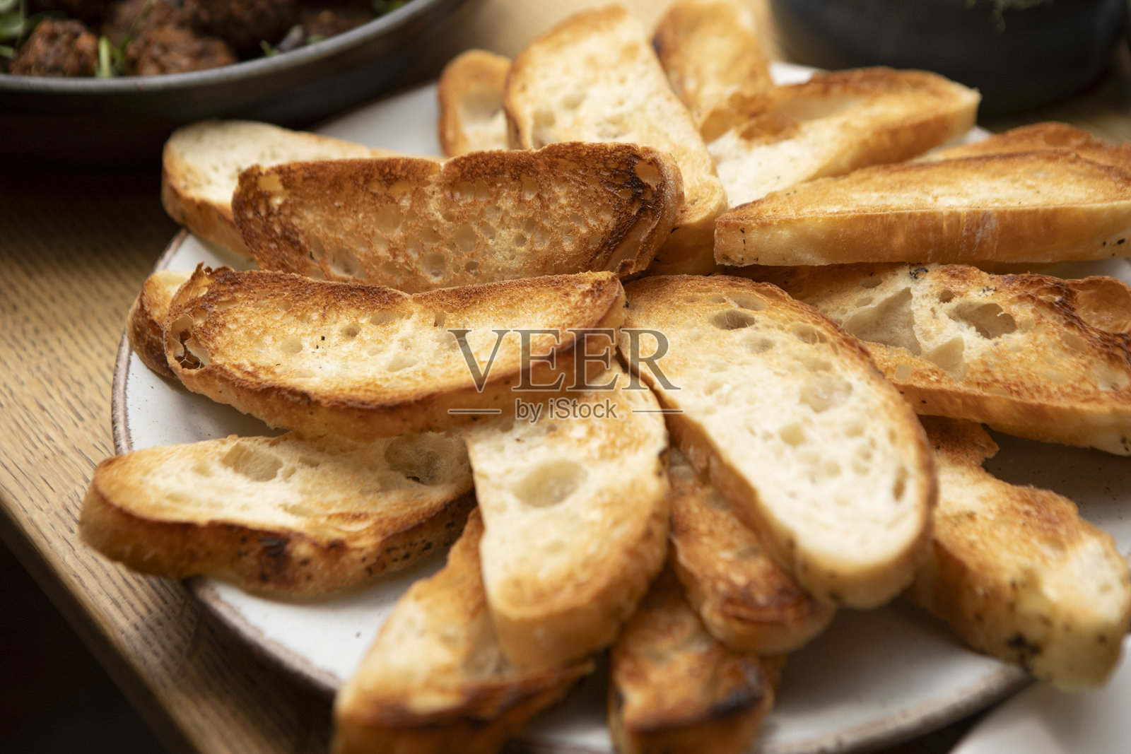 一堆烤过的意式小面包片照片摄影图片