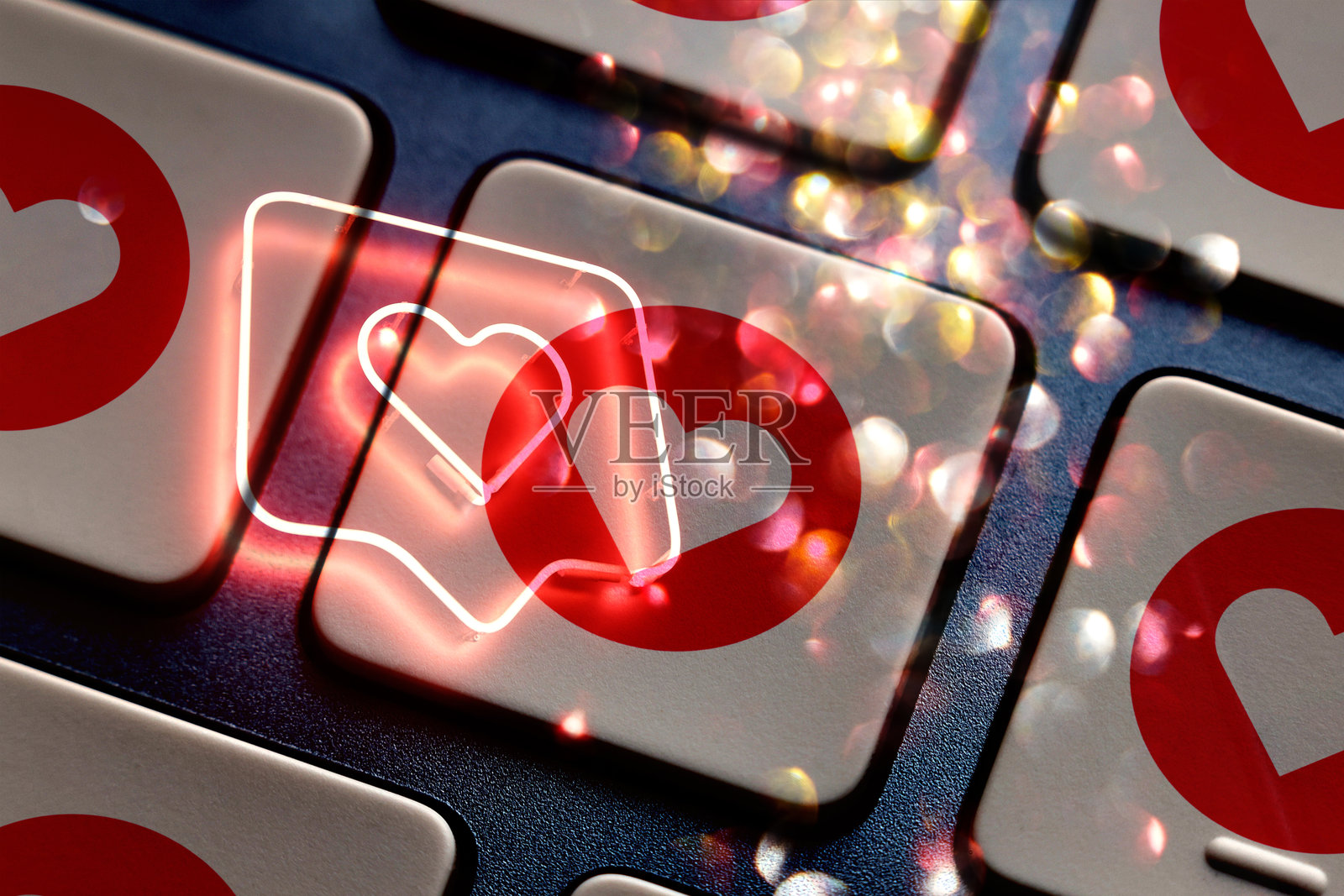 一张特写镜头，展示了一个键盘，上面有发光的社交媒体心形图标和“点赞”图标，象征着数字互动。照片摄影图片