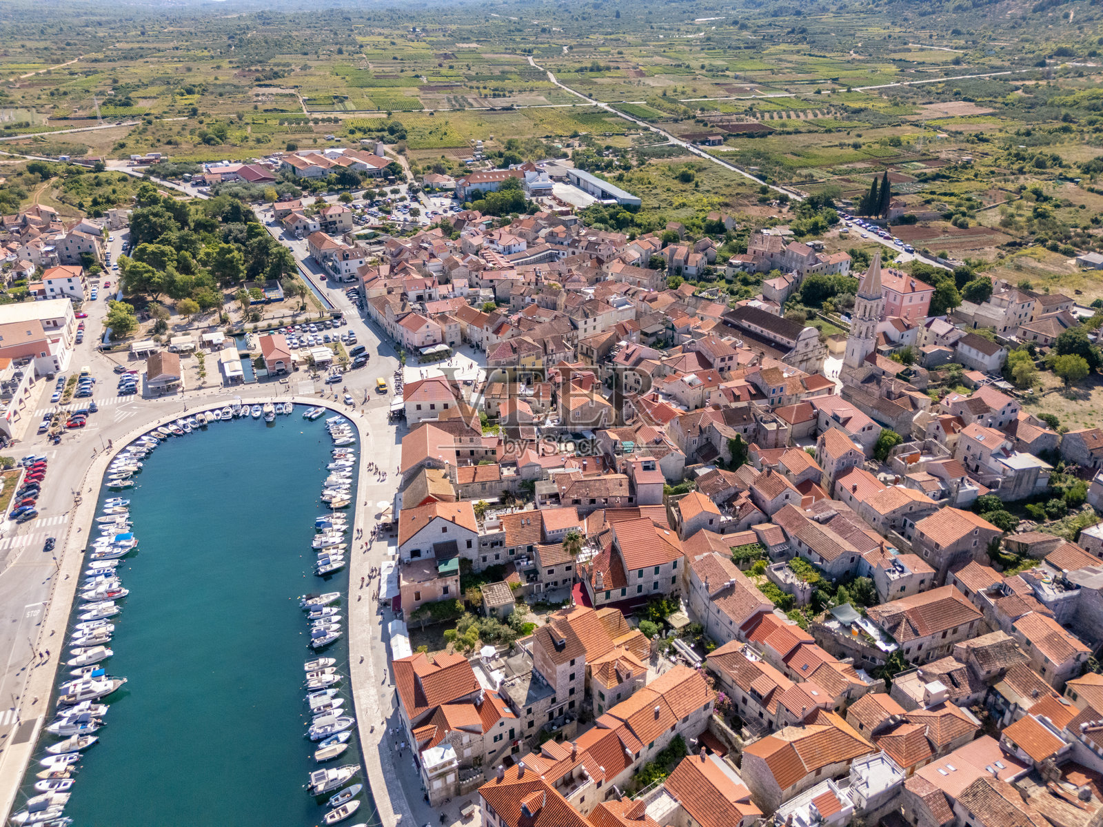 海滨小镇的航拍视角，带有 码头照片摄影图片