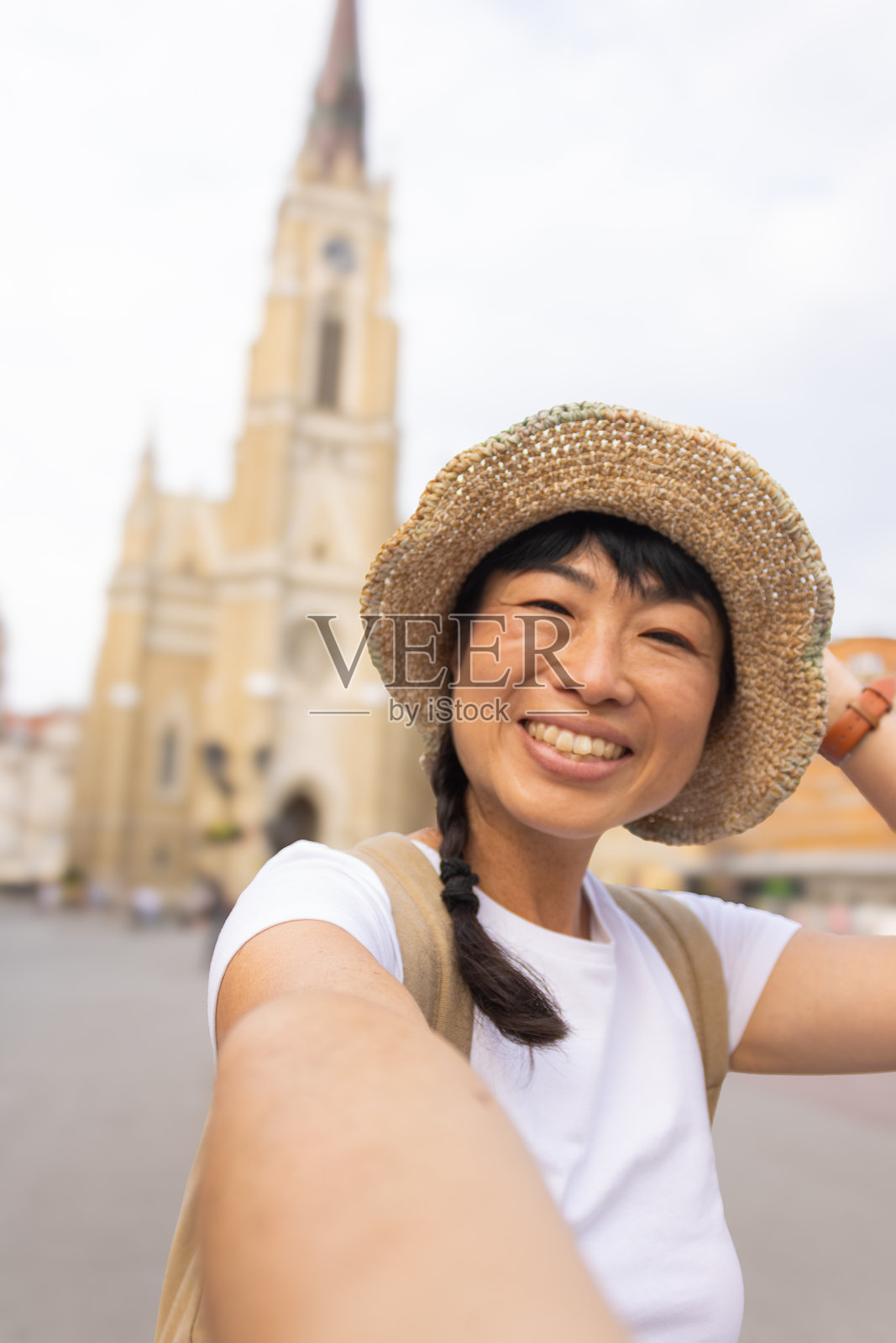 游客在城市中自拍照片摄影图片