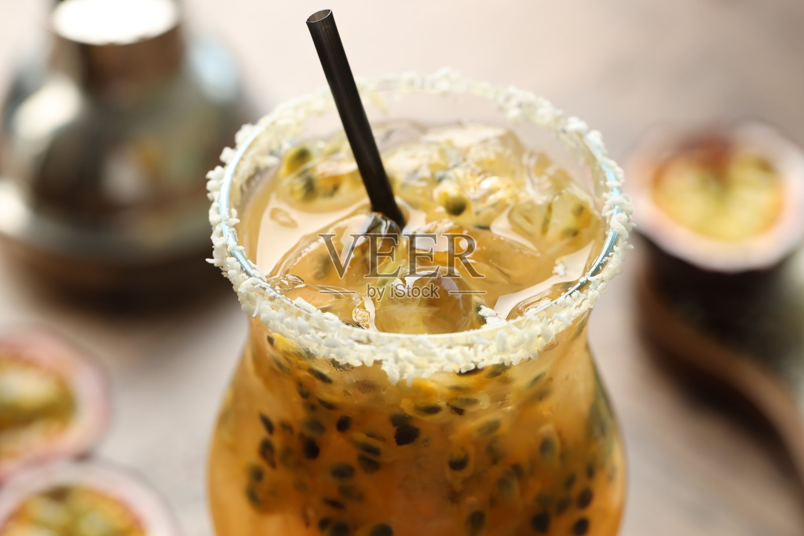 美味的百香果饮料在桌子上的玻璃杯中，特写镜头照片摄影图片