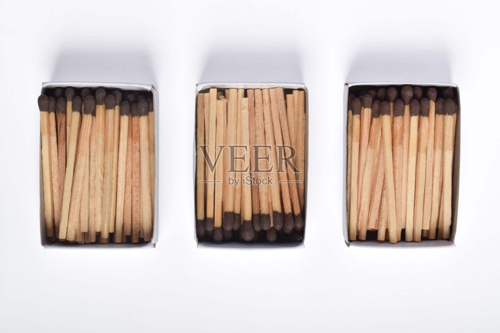 白色背景上的火柴盒照片摄影图片