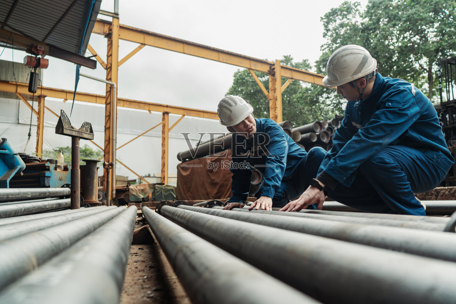 亚洲蓝领工人在钢铁厂现场工作照片摄影图片