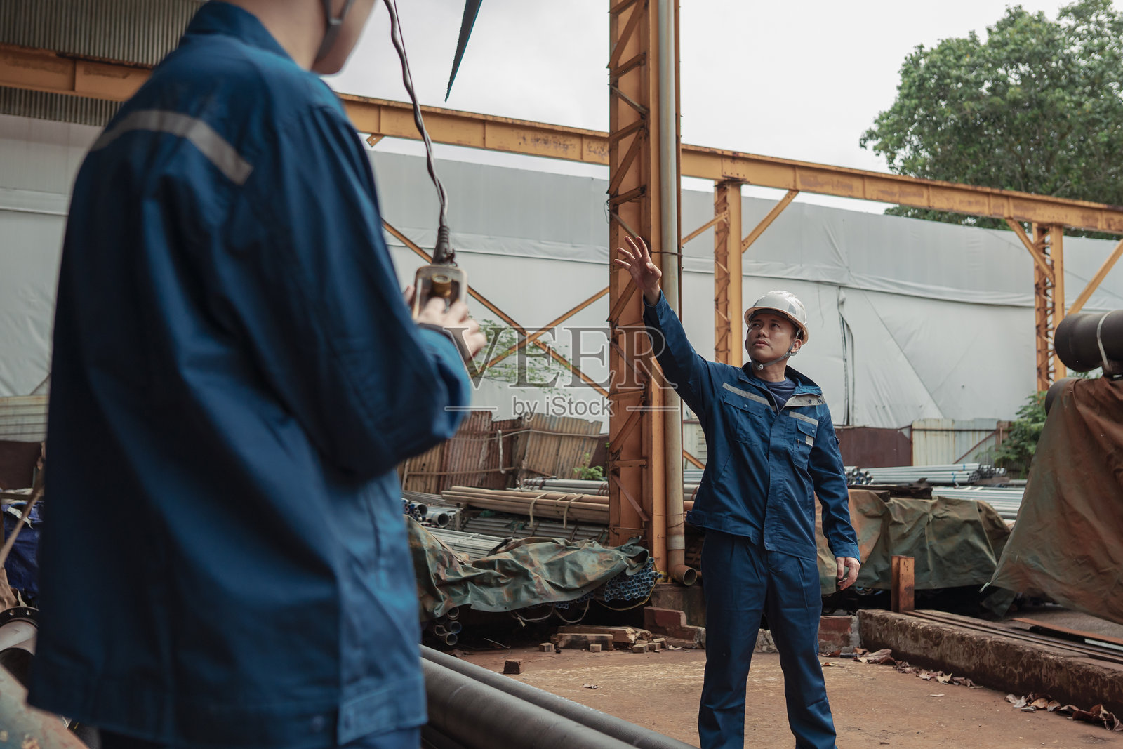 亚洲工厂主管正在指导重型设备的移动照片摄影图片