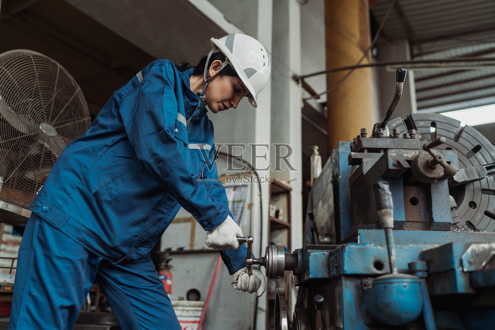 亚洲女性工业工人在钢铁厂操作和工作照片摄影图片