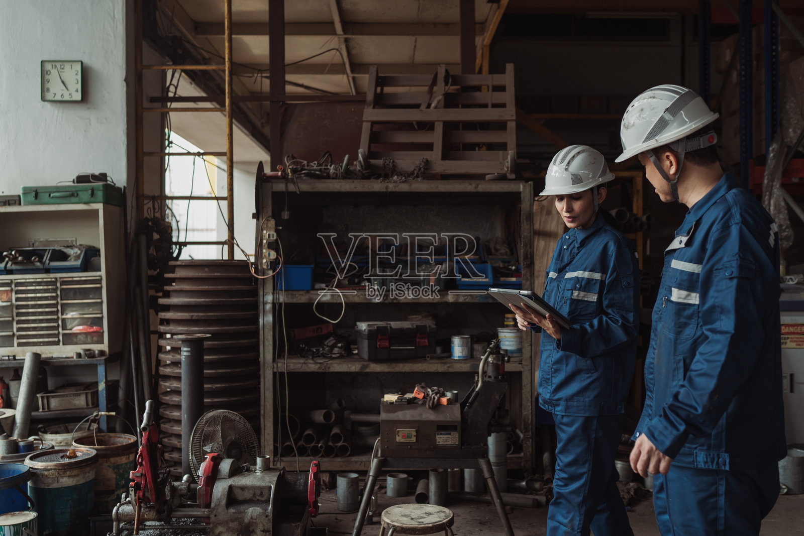 亚洲女性工业工人和同事使用技术进行检查照片摄影图片
