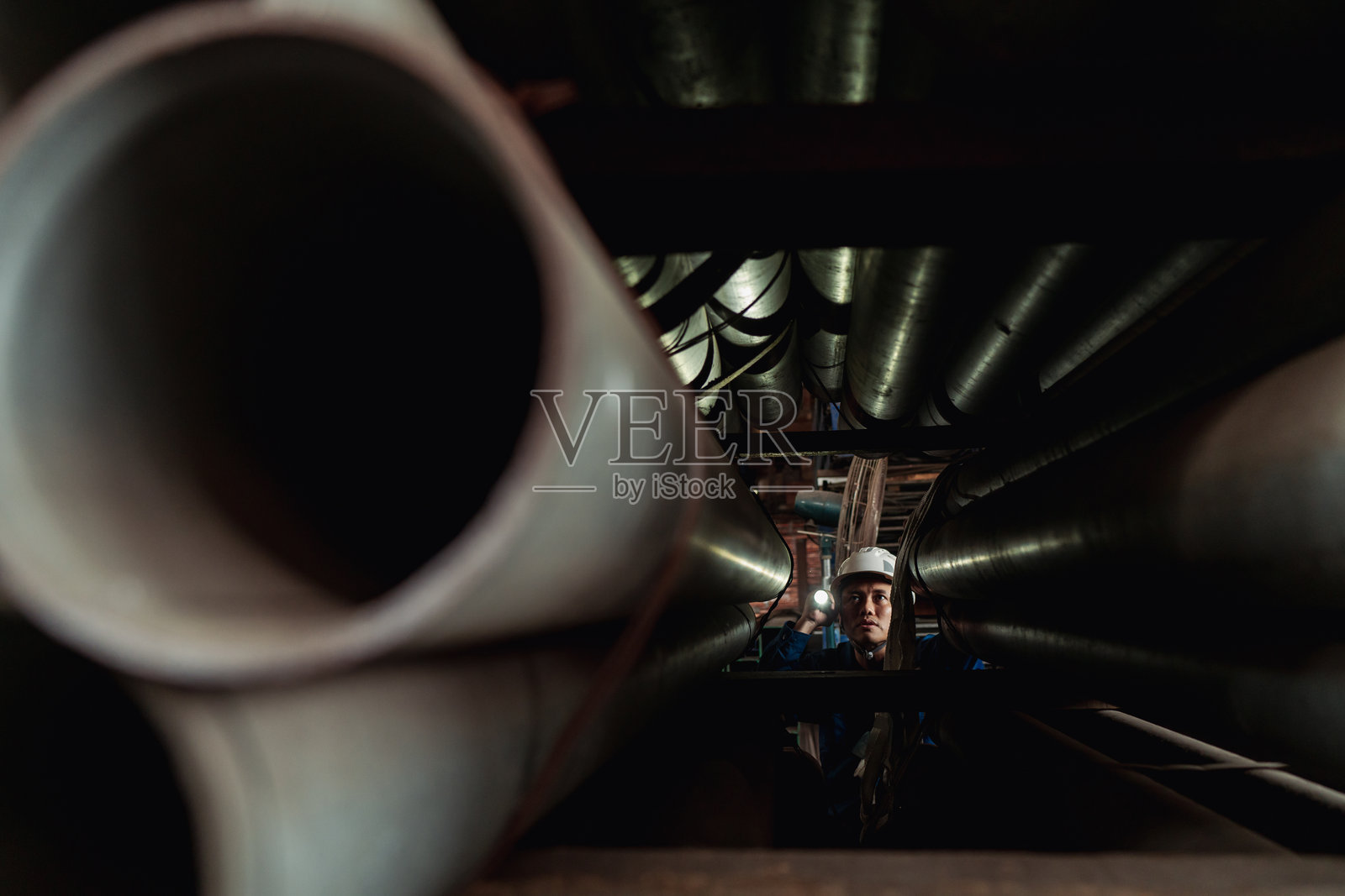 亚洲工业工人在钢铁厂进行安全检查照片摄影图片