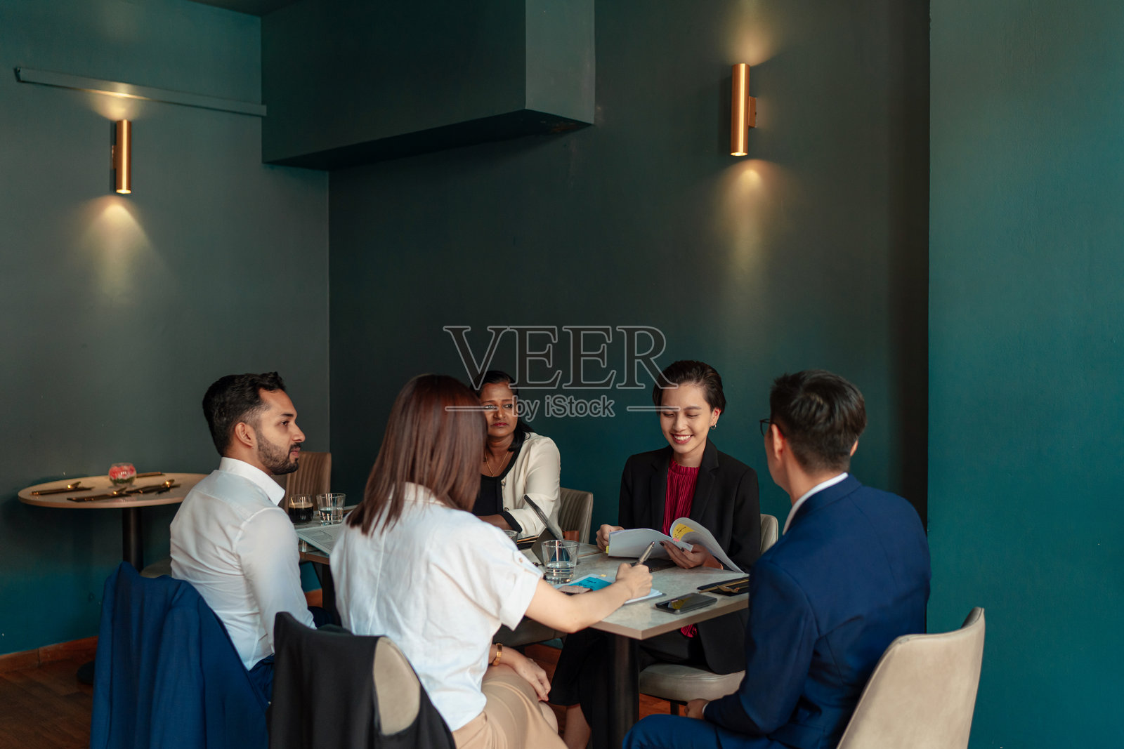 多元化和多种族的亚洲团队在商务午餐期间工作照片摄影图片