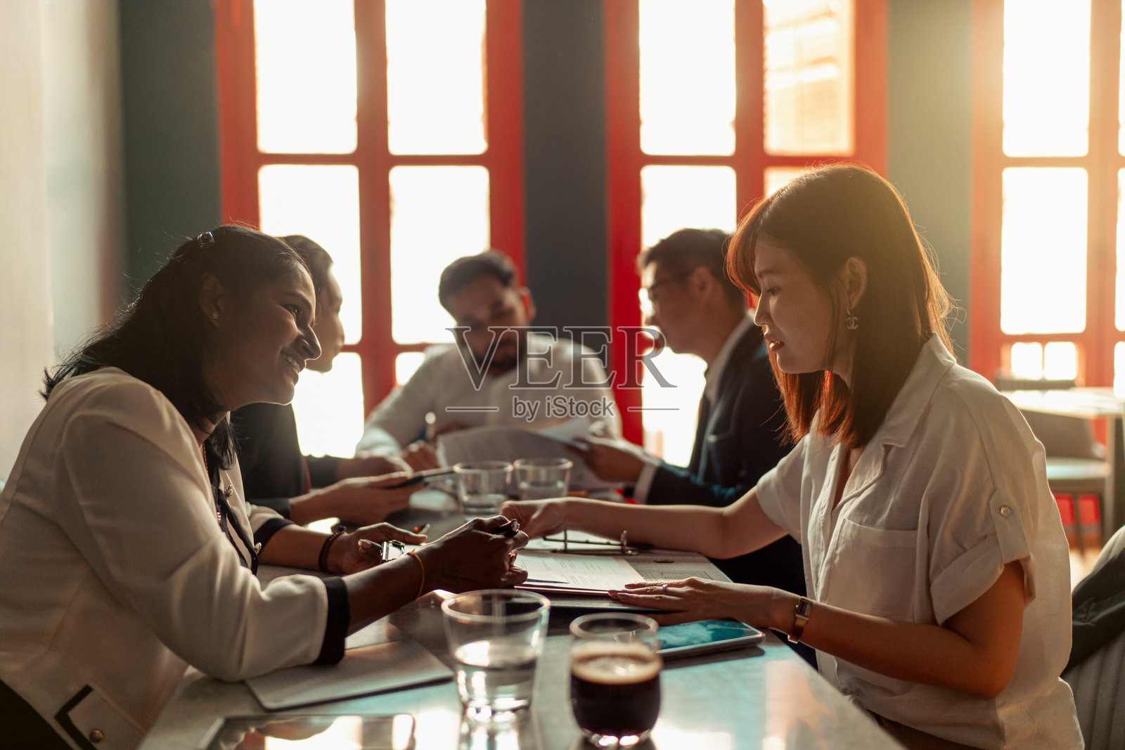多元化和多种族的亚洲团队在商务午餐期间工作照片摄影图片