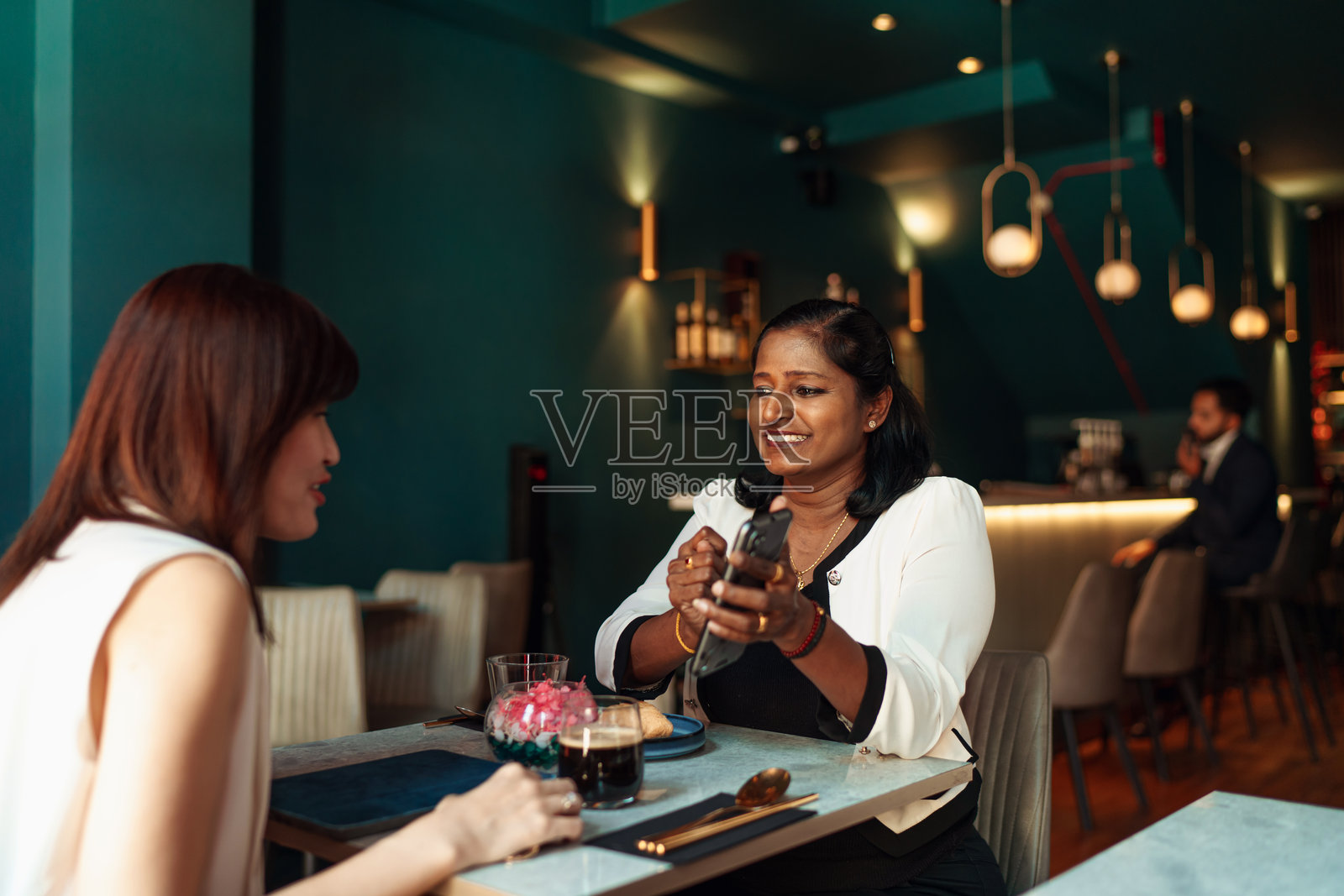 保险代理人与潜在客户分享有价值的信息照片摄影图片