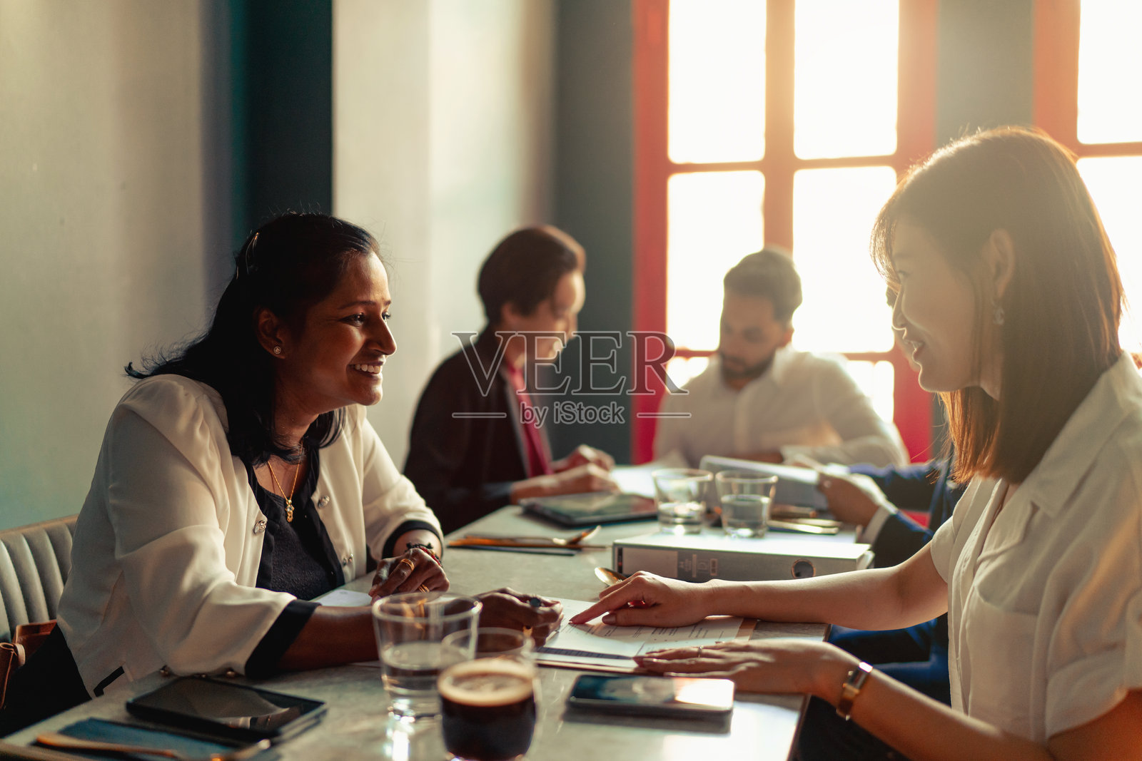 多元化和多种族的亚洲团队在商务午餐期间工作照片摄影图片
