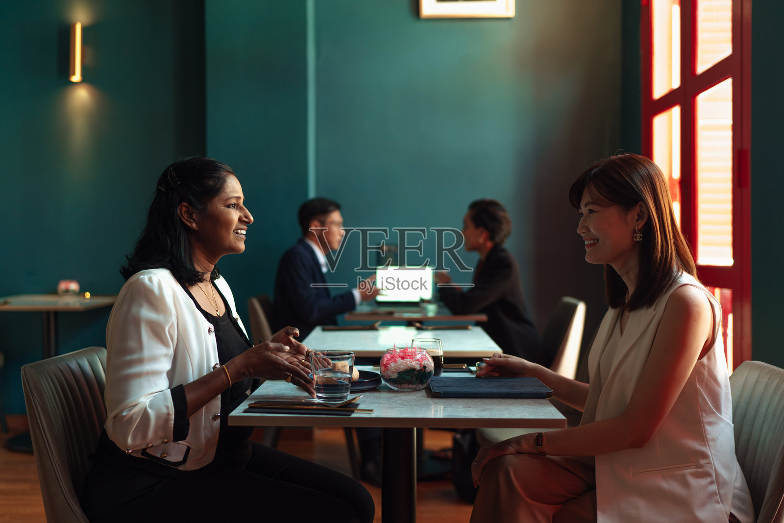 亚洲高管在商务网络午餐中交流照片摄影图片