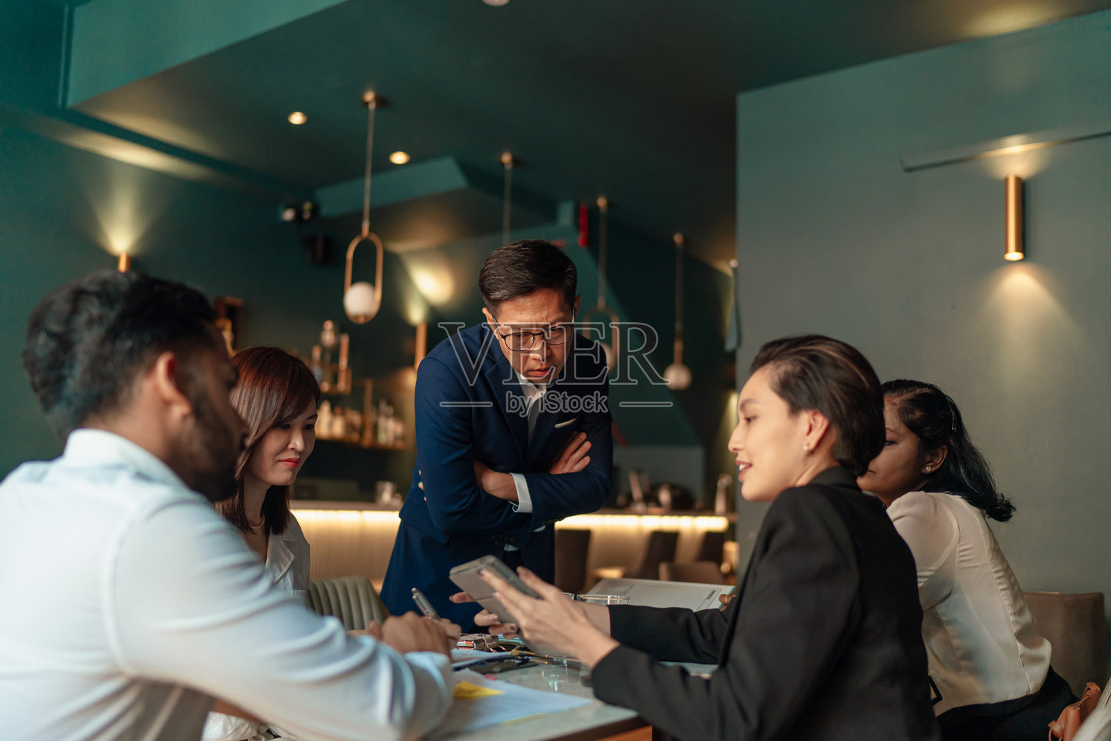 多元化和多种族的亚洲团队在商务午餐期间工作照片摄影图片