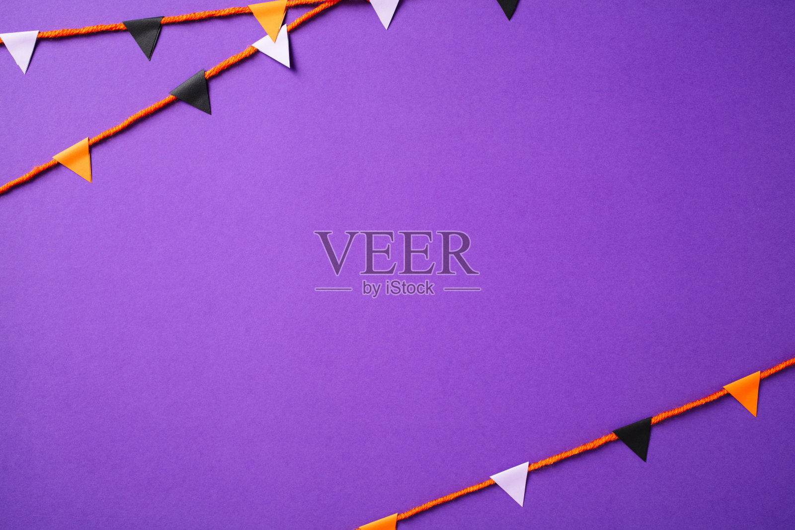 紫色背景上的万圣节彩旗横幅。万圣节快乐贺卡设计。照片摄影图片