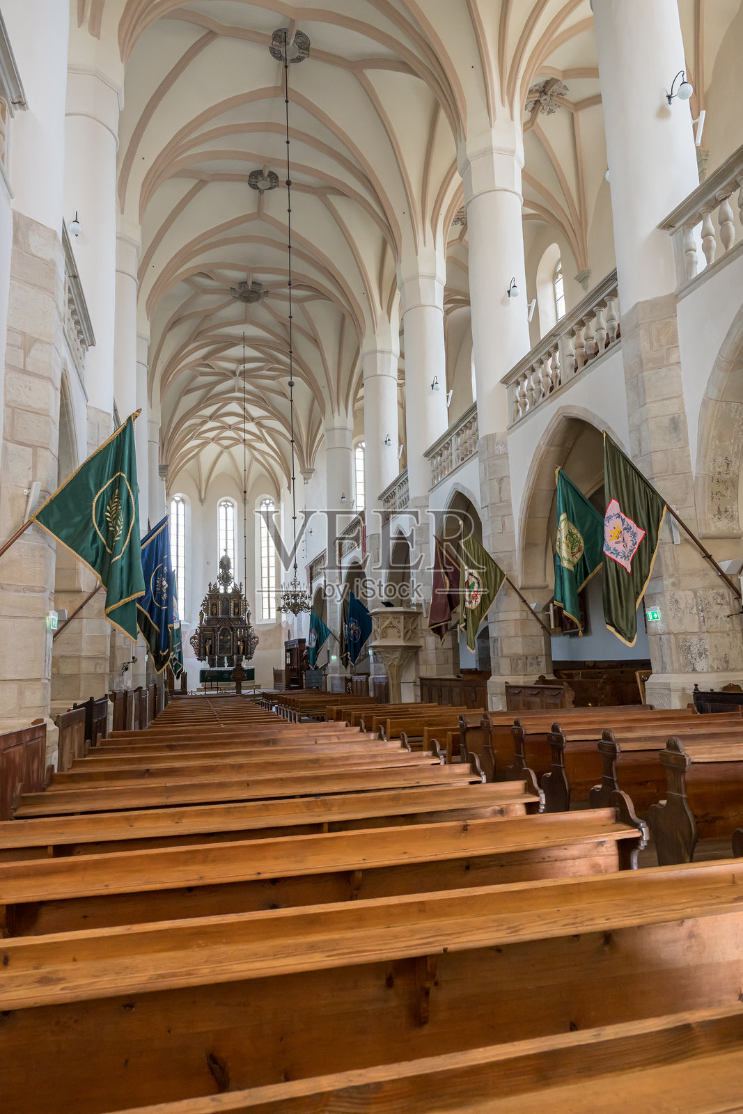 比什特里察的福音教会中的旧旗帜照片摄影图片