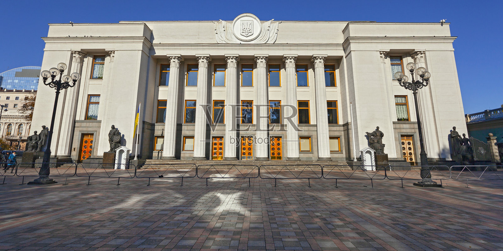 乌克兰最高拉达。位于首都基辅的乌克兰议会大楼，乌克兰语铭文 - 乌克兰最高委员会照片摄影图片