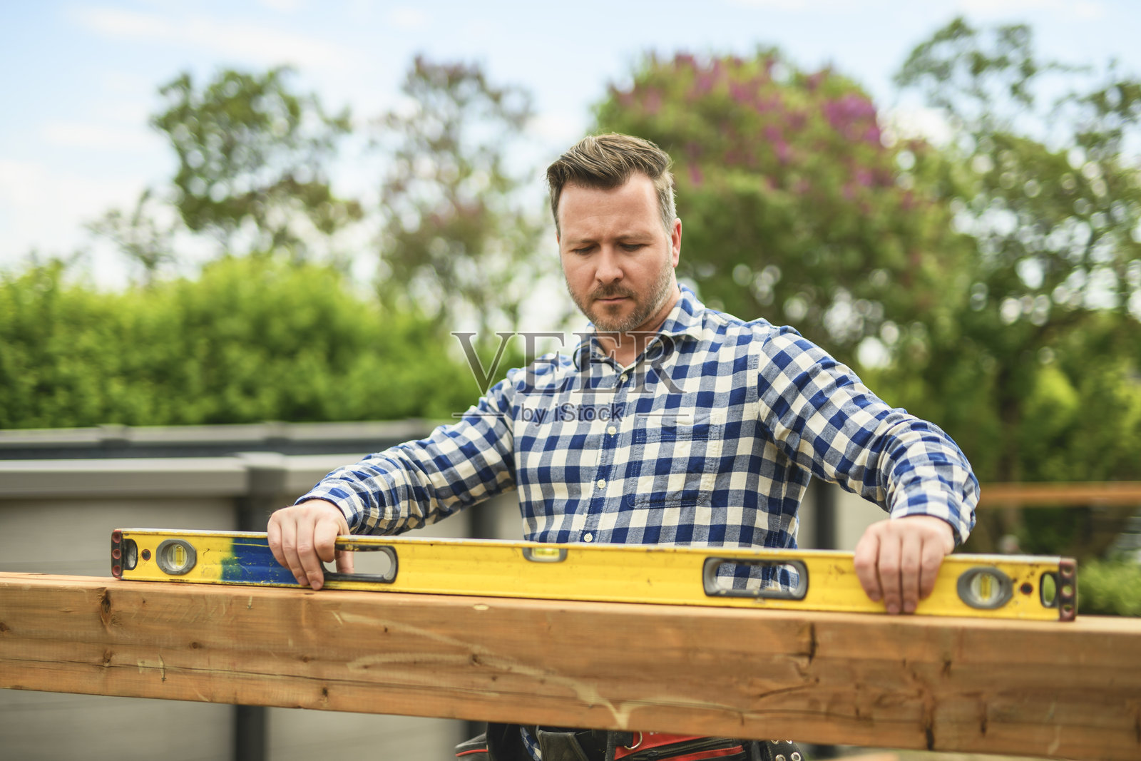 工人正在游泳池旁边的露台上进行维修工作照片摄影图片