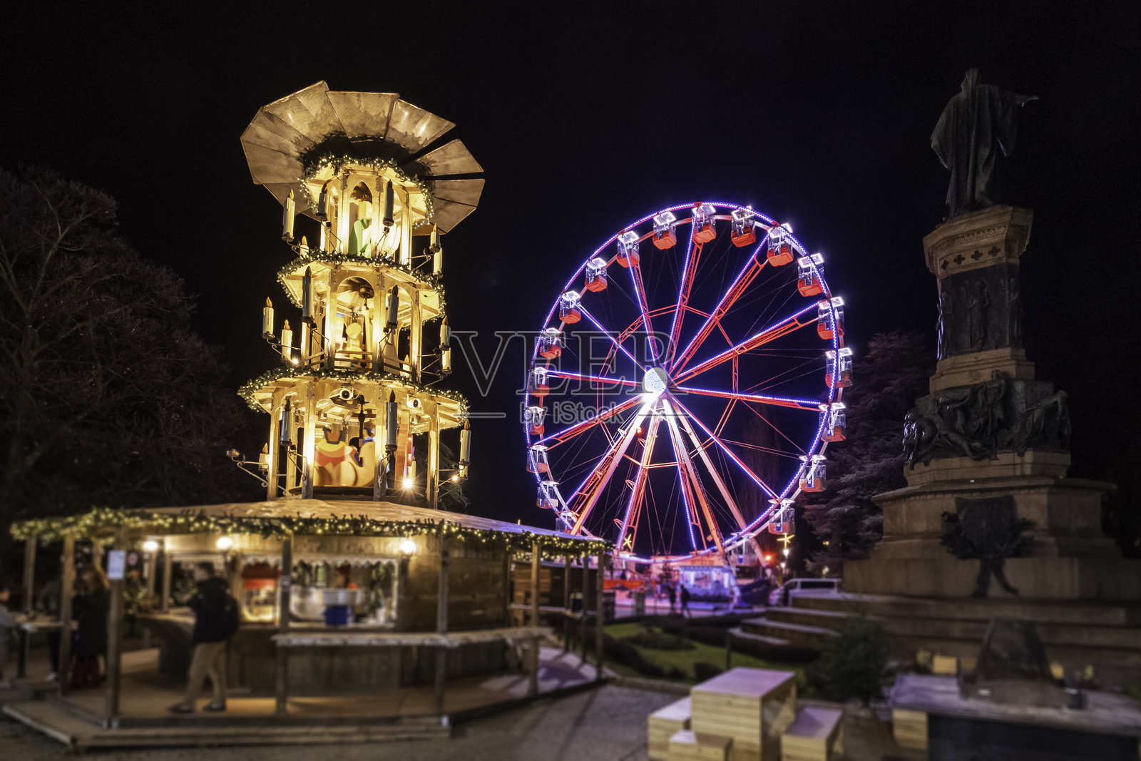 意大利特伦托的但丁广场圣诞节照片摄影图片