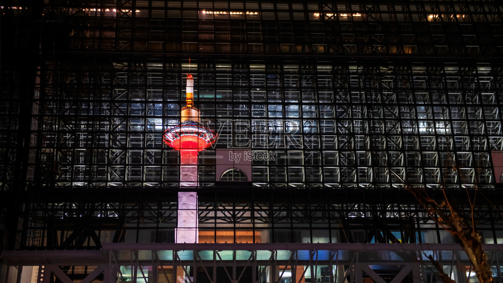 夜晚的京都车站镜面上映照出的京都塔，位于日本照片摄影图片