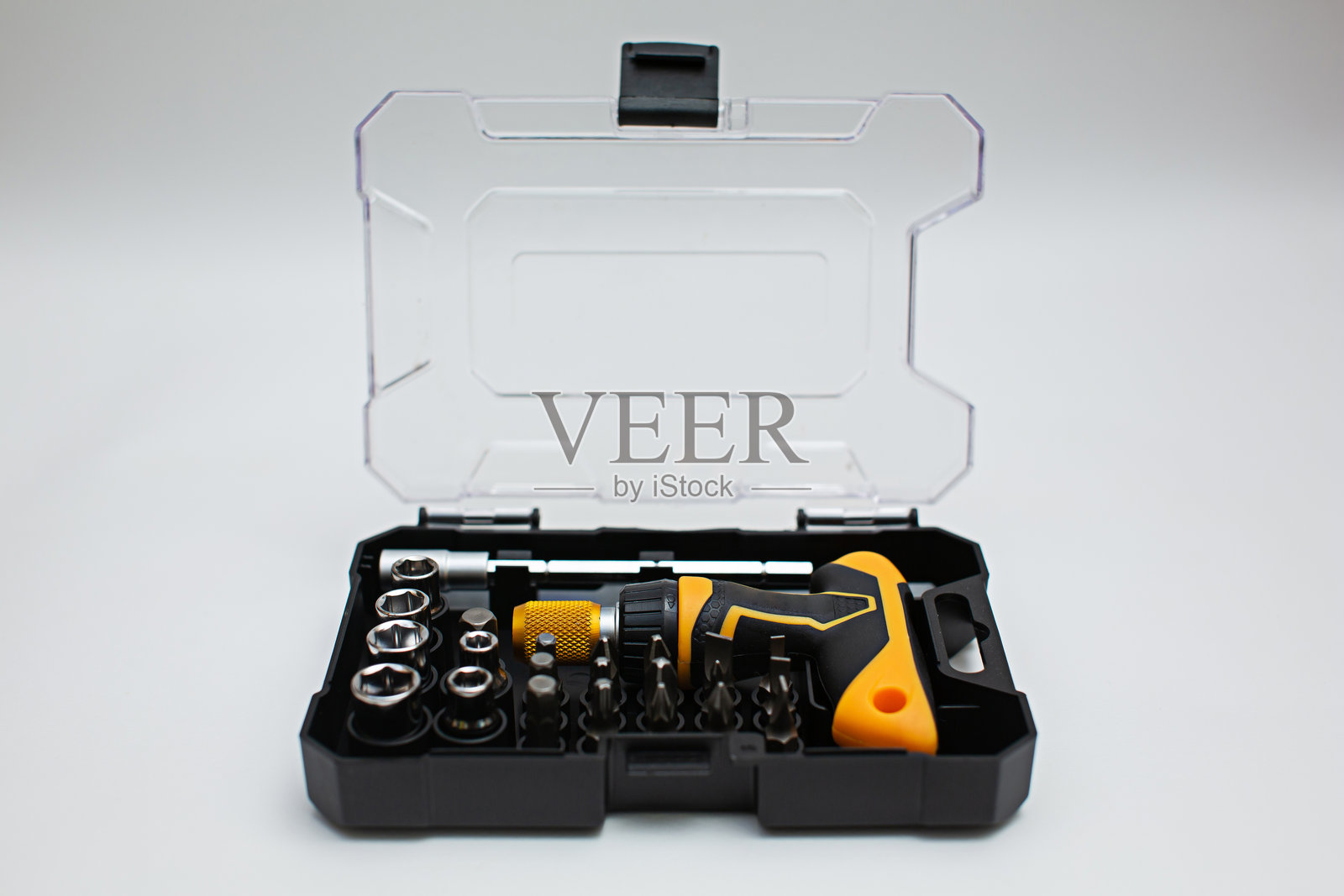 孤立的白色背景下的螺丝刀盒照片摄影图片