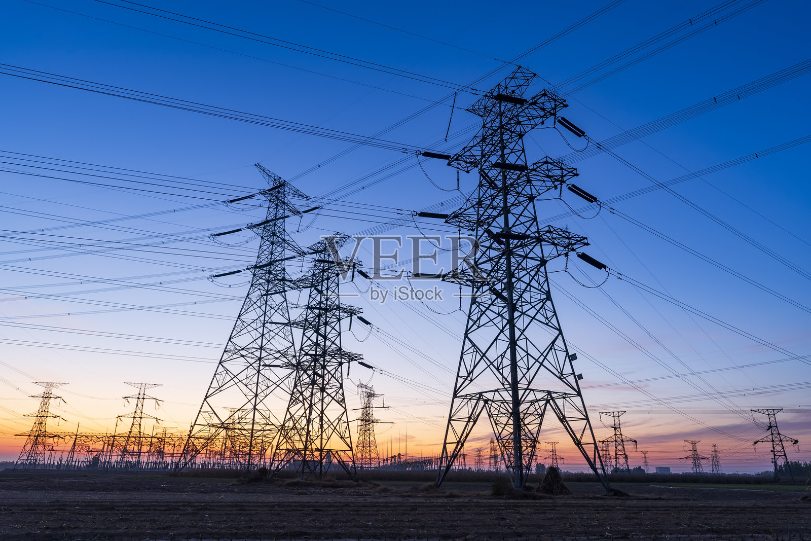 晚上的高压电塔照片摄影图片