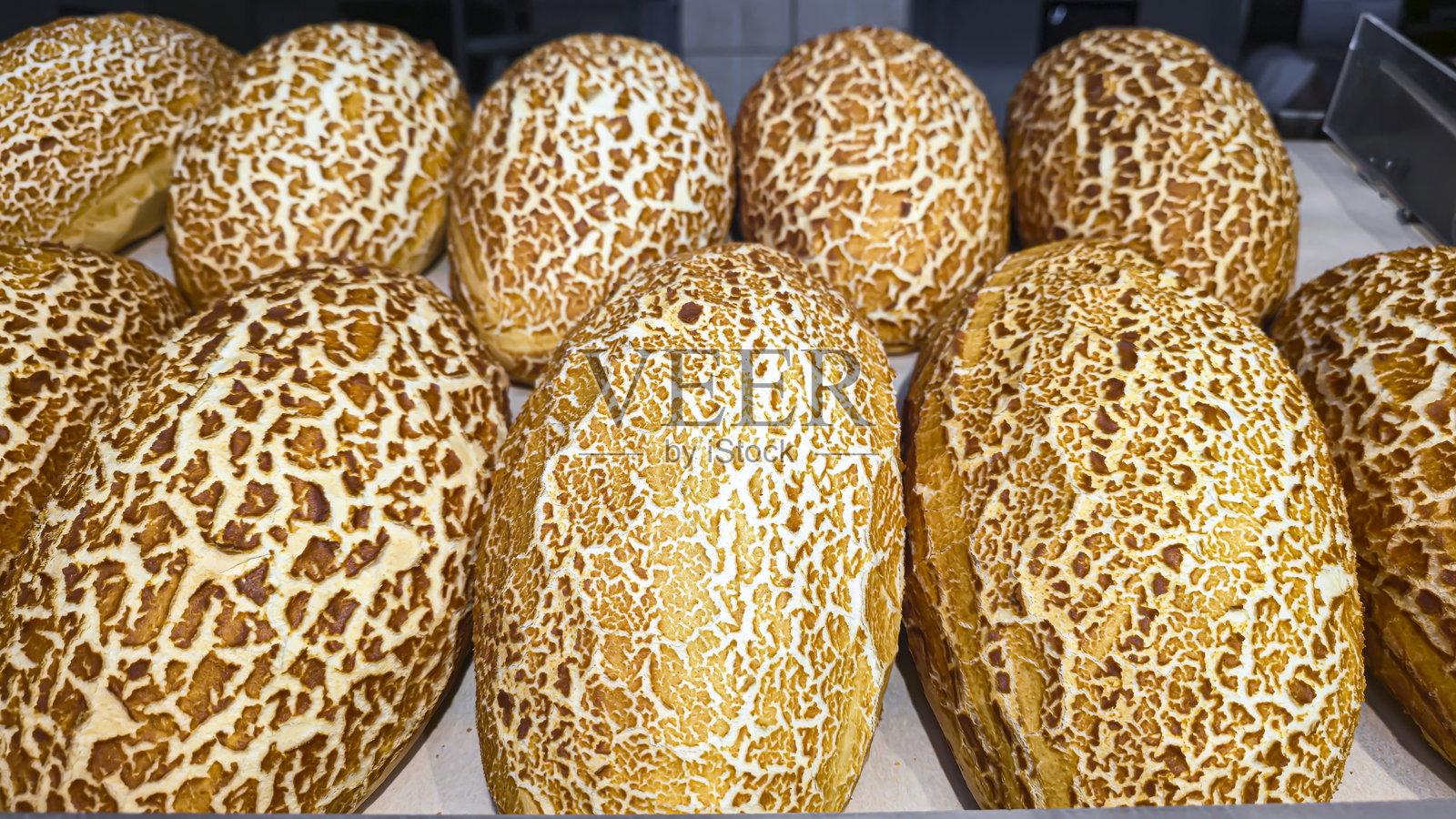 商店里展示的面包和小圆面包。新鲜出炉的商品待售。照片摄影图片