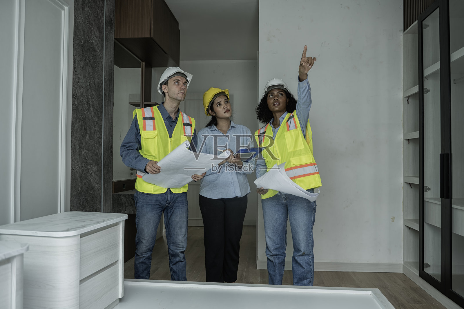 建筑师团队讨论正在建设中的房屋。照片摄影图片