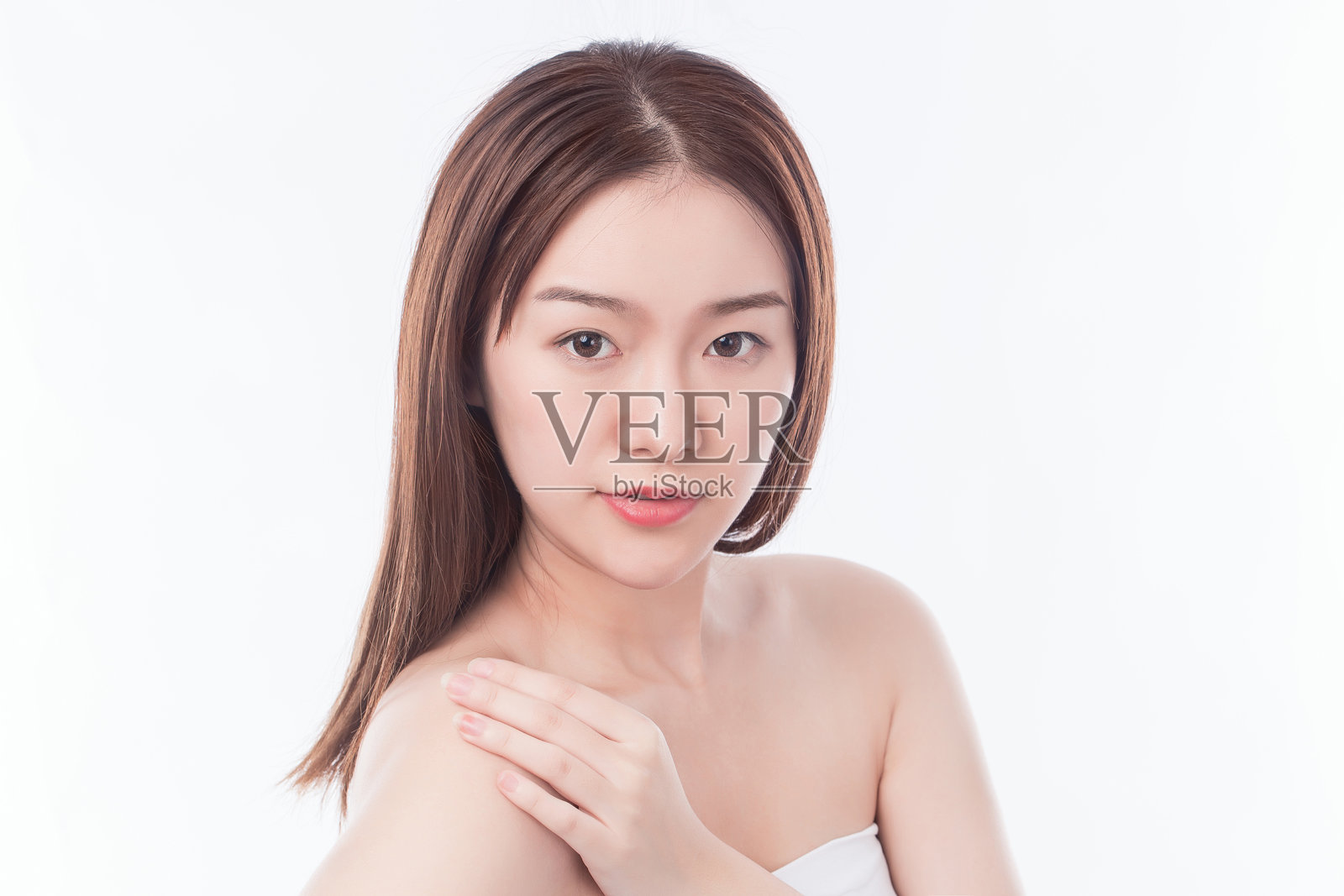 一位年轻的亚洲女性，长直发，皮肤光滑清晰照片摄影图片