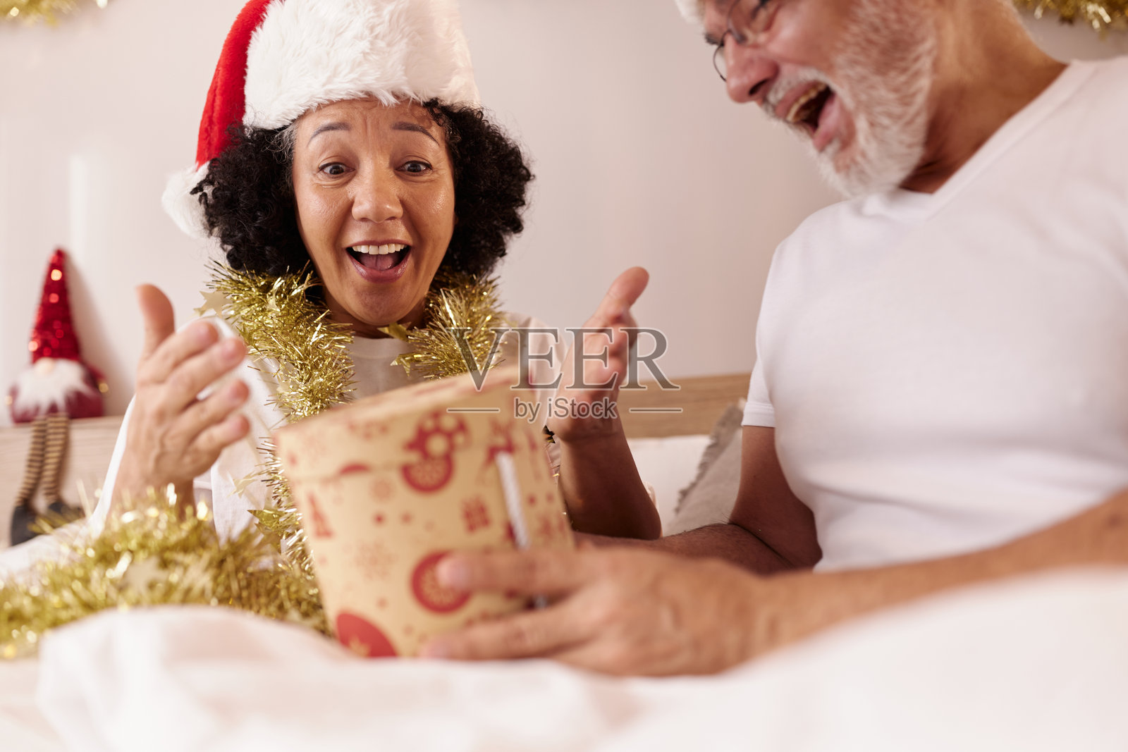 哦我的天，给我的圣诞礼物！照片摄影图片