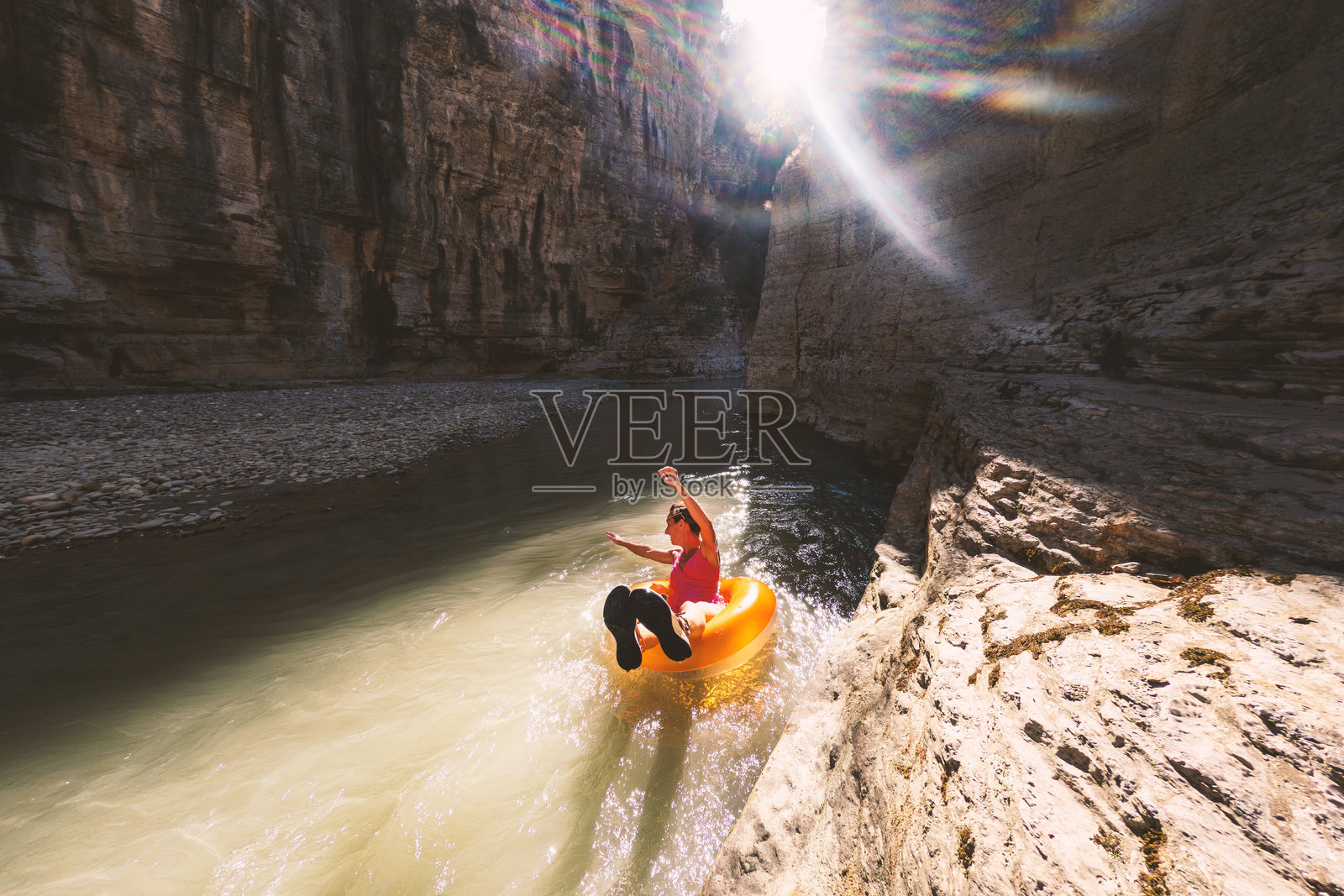 夏天在峡谷中漂流的女性照片摄影图片