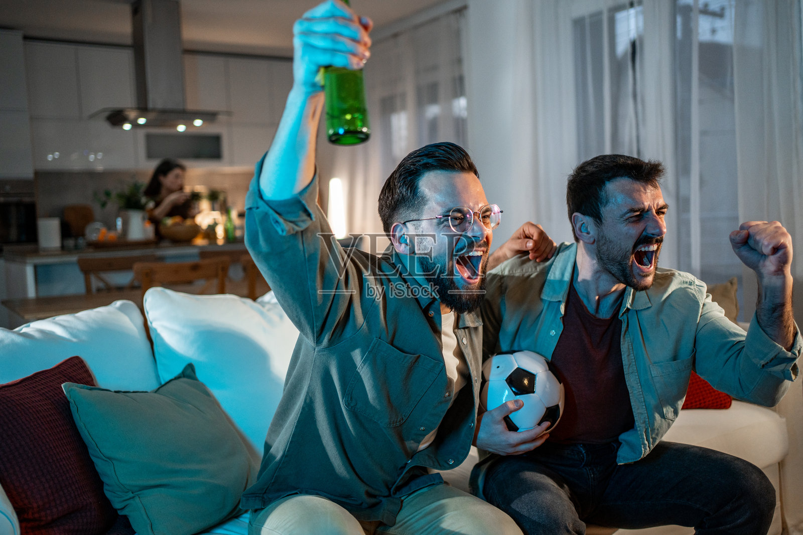 朋友们观看足球比赛，欢呼庆祝胜利照片摄影图片