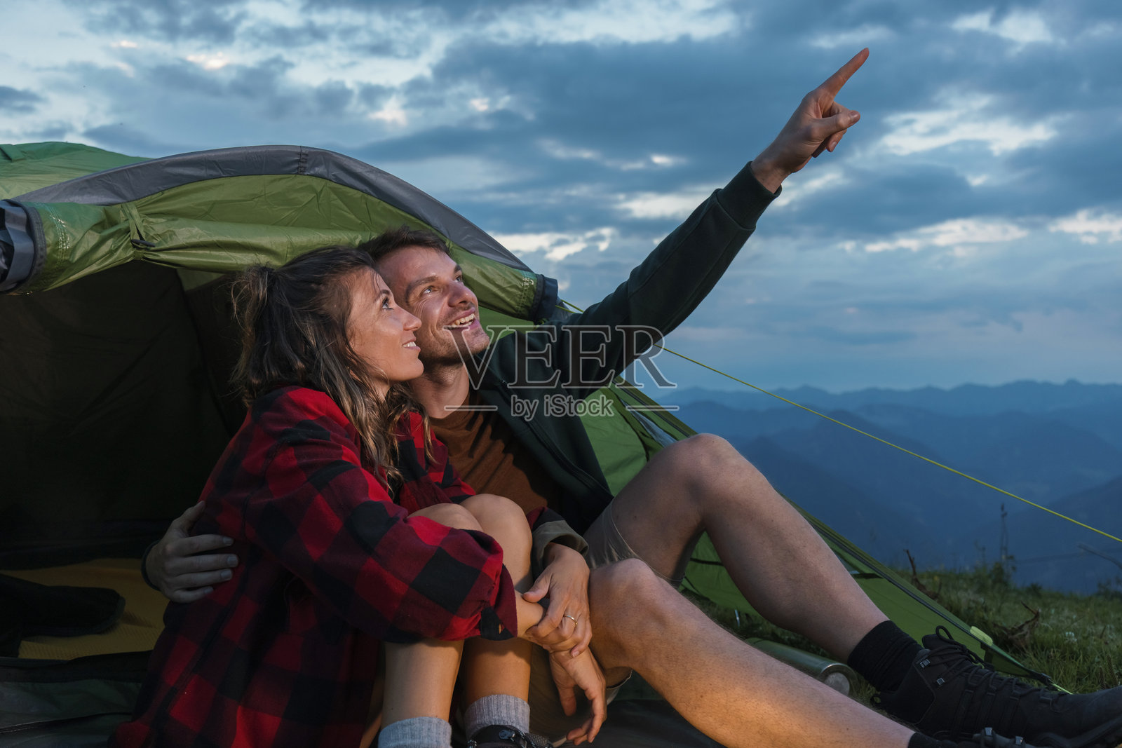 情侣的温馨露营时刻照片摄影图片