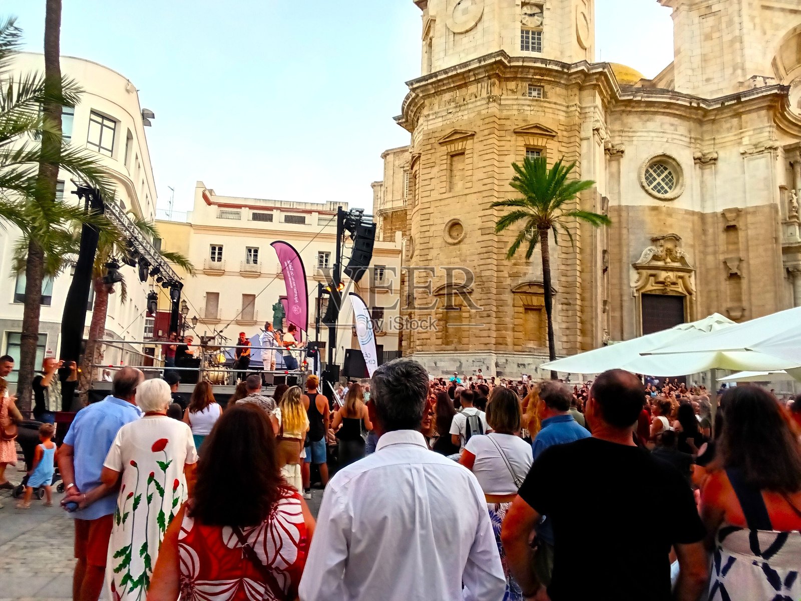西班牙卡迪斯。人们在街上行走。卡迪斯市大教堂的外观。照片摄影图片