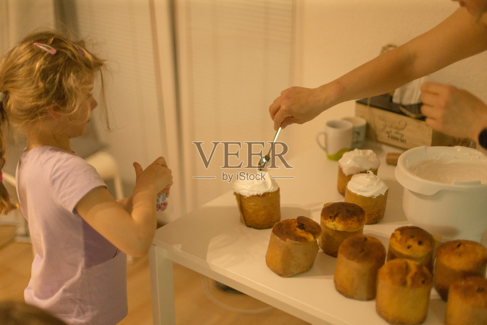 母女在家一起准备甜点，温暖的黑色杯子蛋糕照片摄影图片