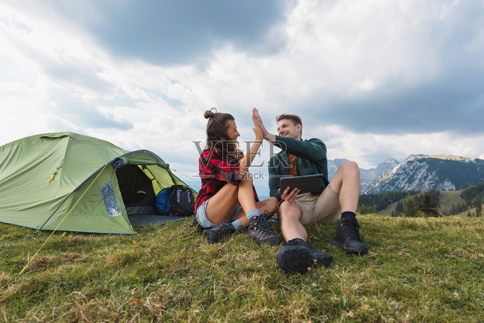 快乐的露营者在大自然中享受时光照片摄影图片
