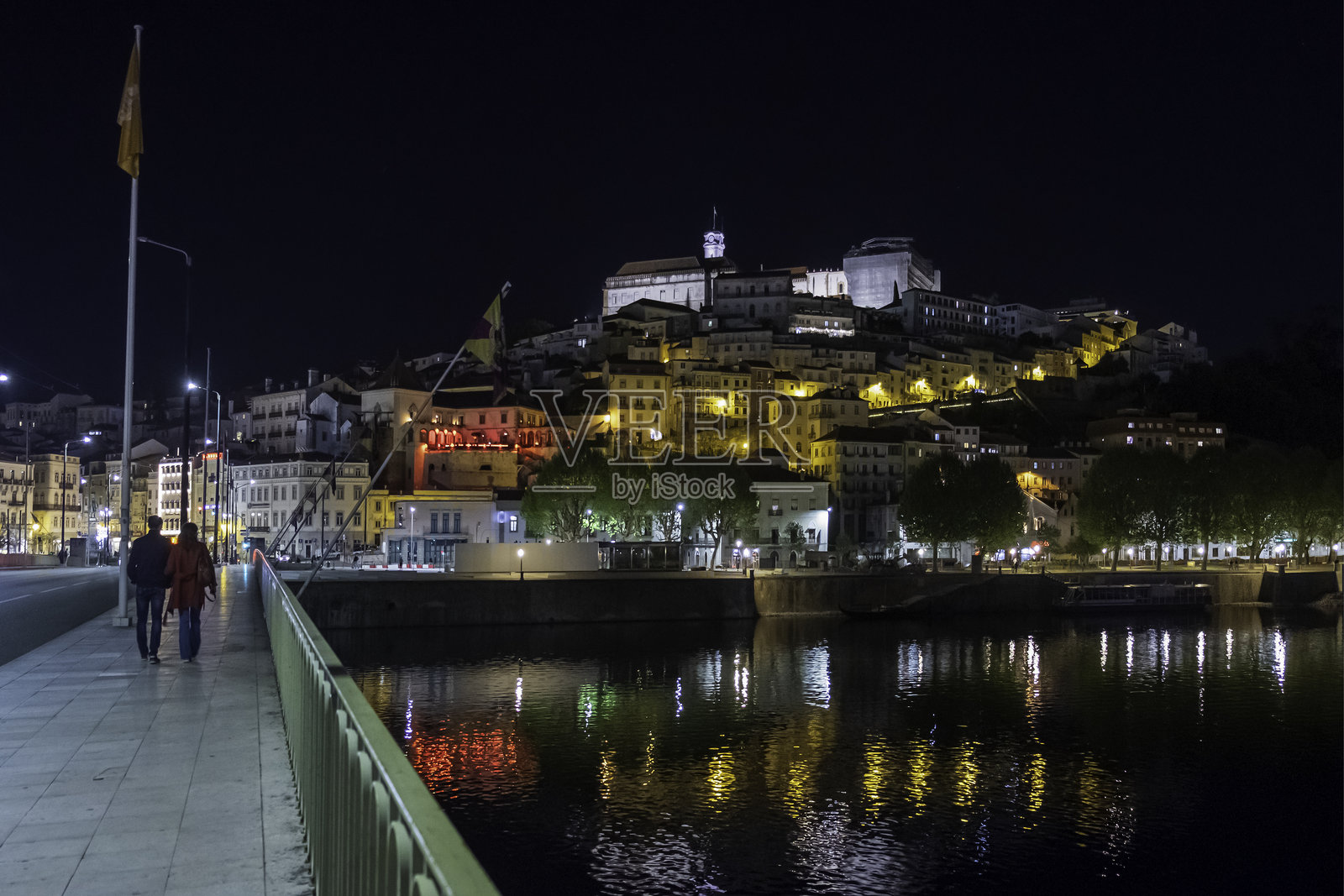 葡萄牙科英布拉的夜景，城市沐浴在蒙德戈河的怀抱中照片摄影图片