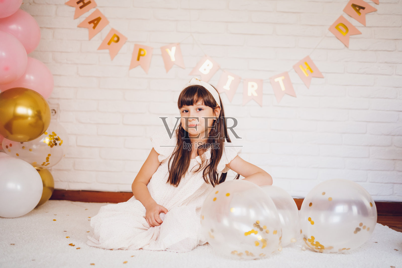 女孩庆祝生日照片摄影图片