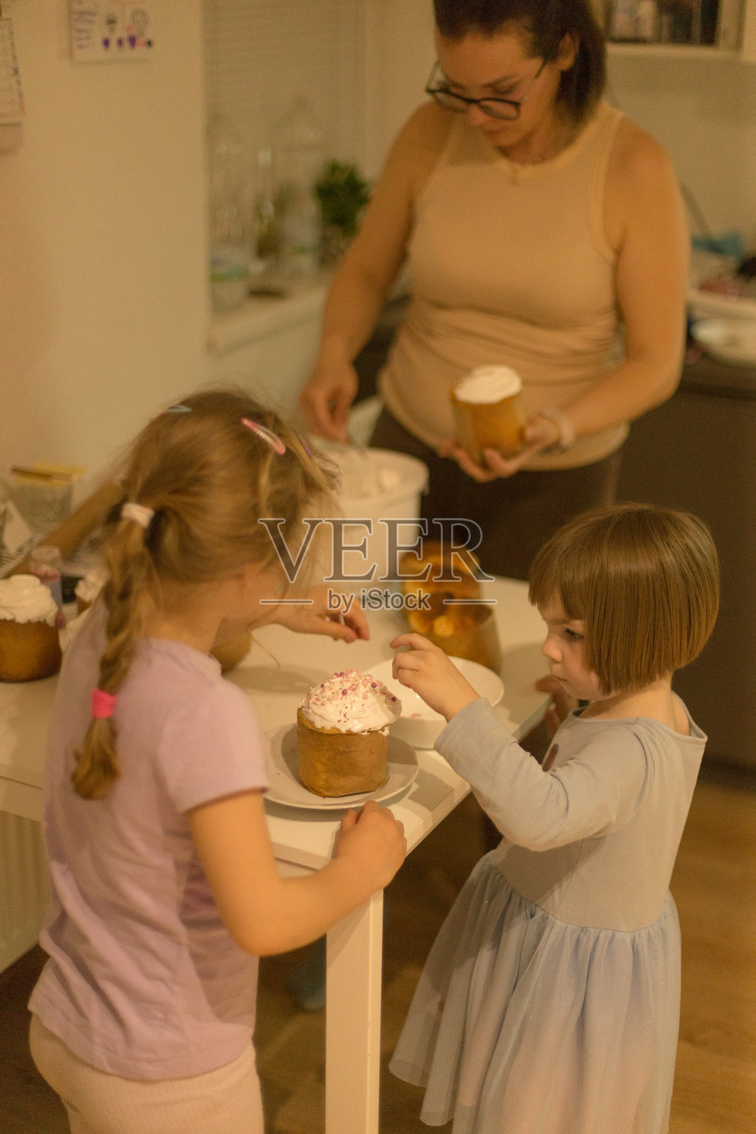 家庭。母女在家中共享时光。生活方式照片摄影图片