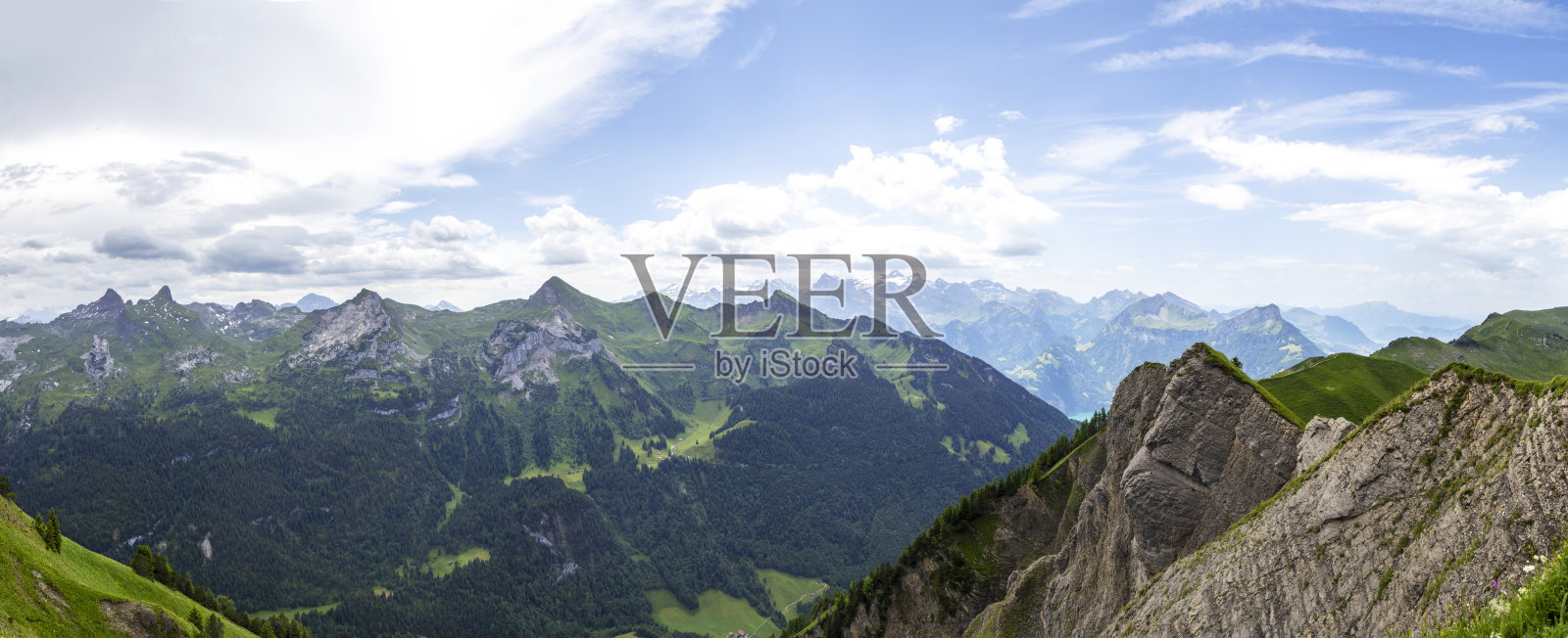 瑞士阿尔卑斯山斯图斯山脊的全景视图照片摄影图片