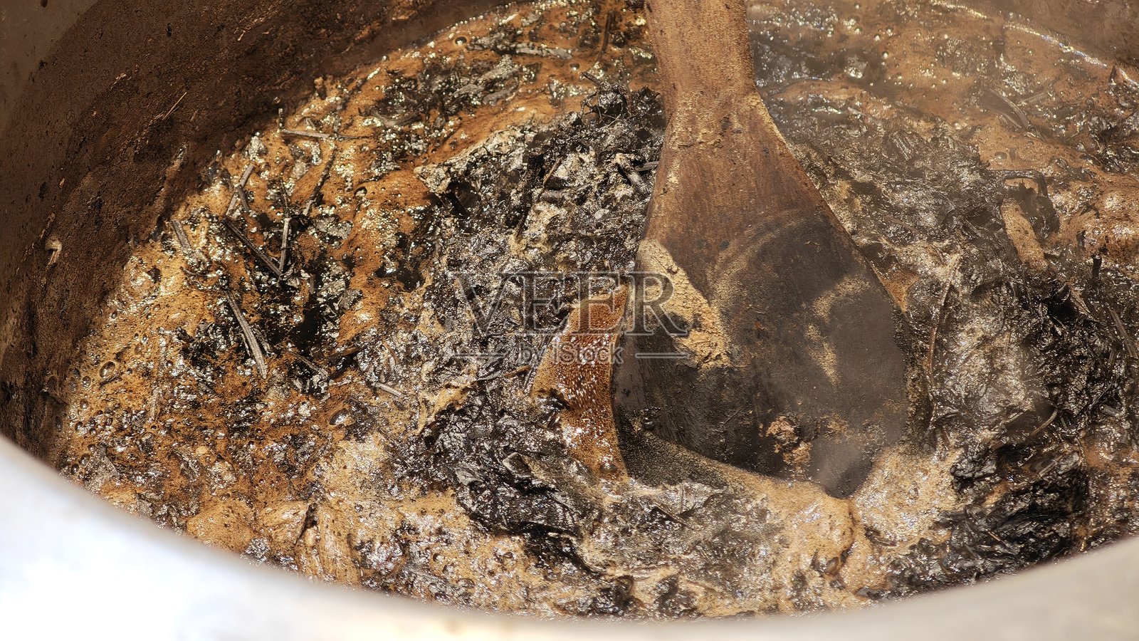 黑色草冻的煮制过程。照片摄影图片