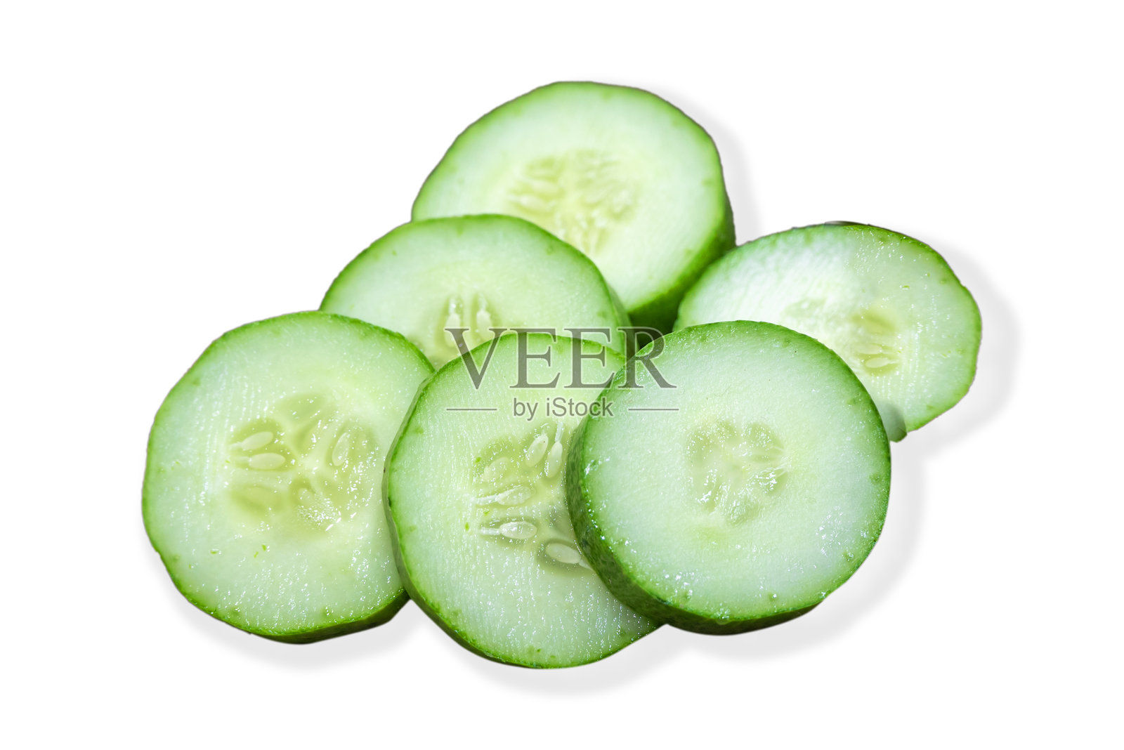 新鲜有机黄瓜，背景为白色。成熟的黄瓜，背景为白色，带有抠图路径。照片摄影图片