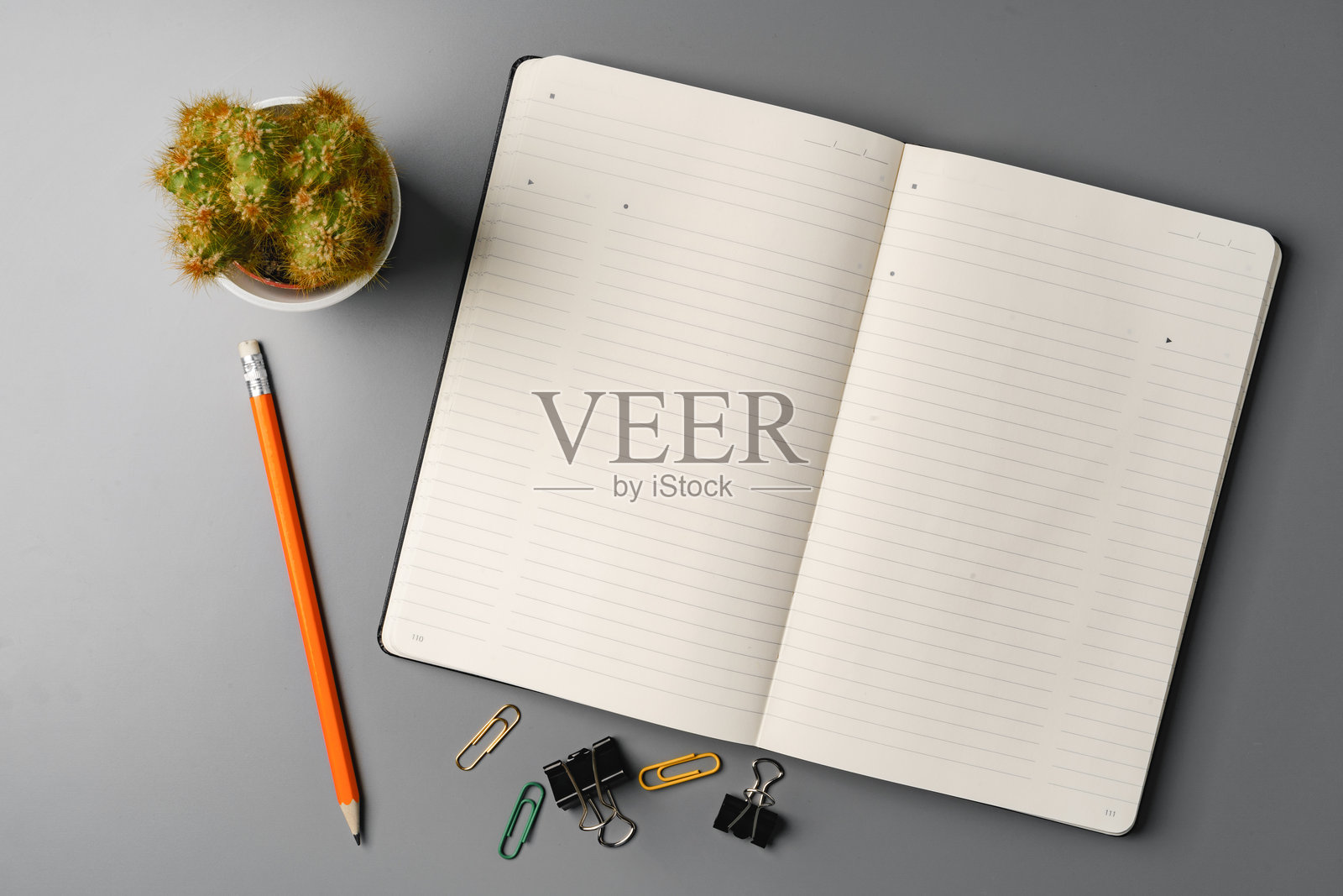 办公桌上放着一本空白笔记本和一支笔照片摄影图片