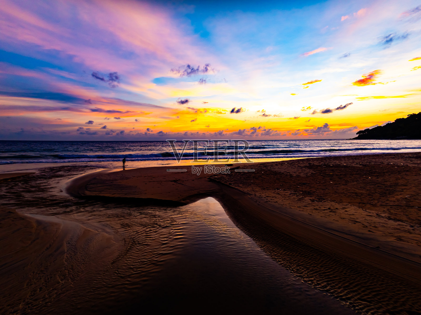 美丽的日落或日出云彩天空，海上自然光的日落，色彩斑斓的天空与惊艳的黑云和波浪在日落天空的自然云背景中。照片摄影图片