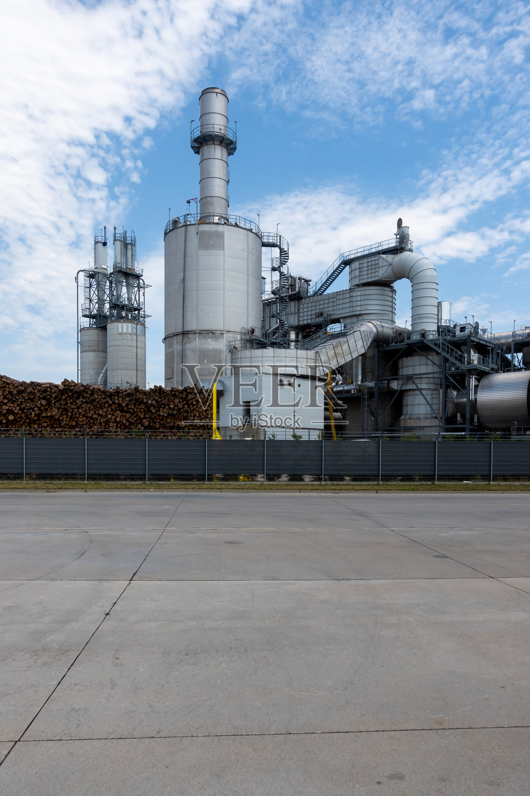 工业木材加工厂的管道外观。照片摄影图片