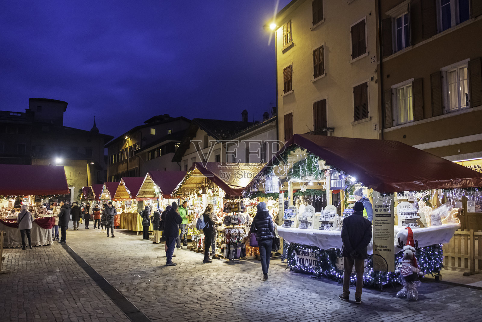 意大利特伦托的莫斯特拉广场圣诞市场照片摄影图片